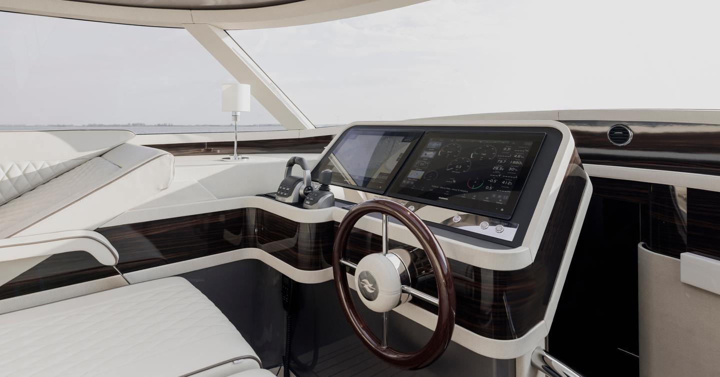 zeelander-5-review-lower-helm-station-with-glass-dash-and-wood-rim-wheel