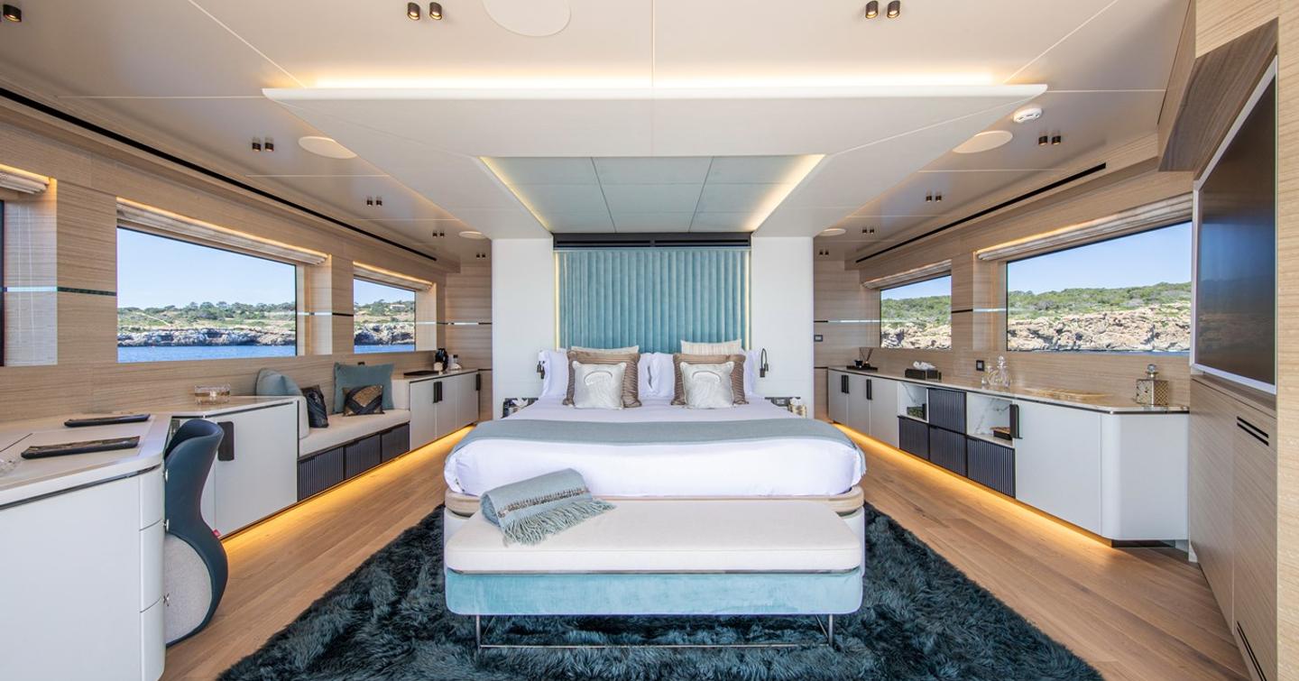 Superyacht Oscar's master cabin