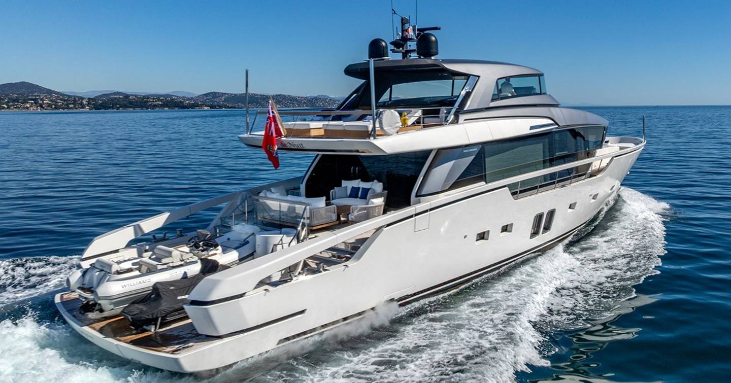 Sanlorenzo yacht Belle De Nuit underway stern view 