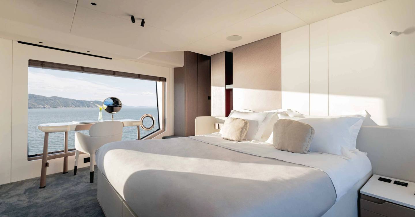 Azimut motor yacht Marybelle master cabin with desk 