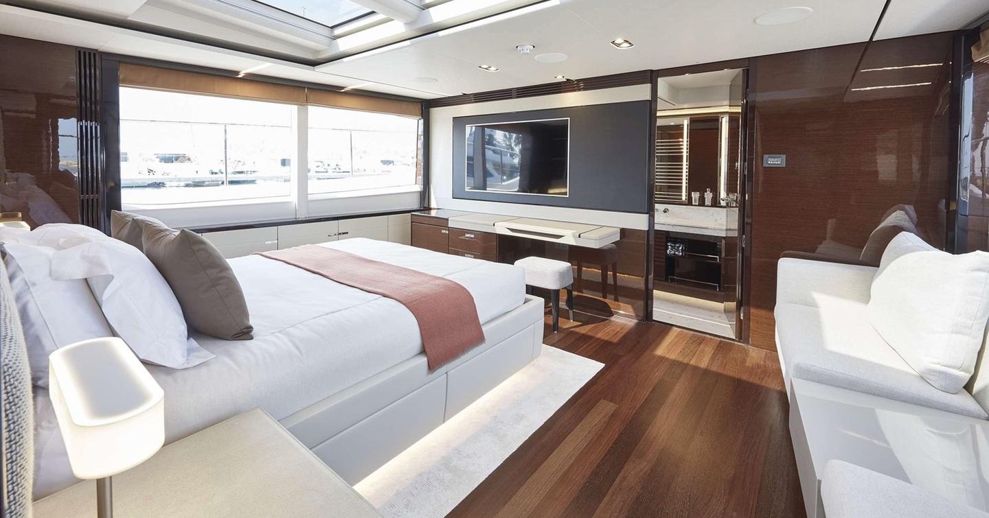 Motor yacht Ghost's owner's cabin