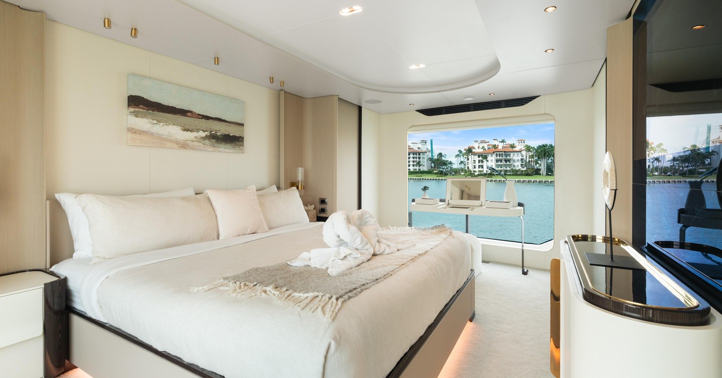 Superyacht Freedome master cabin