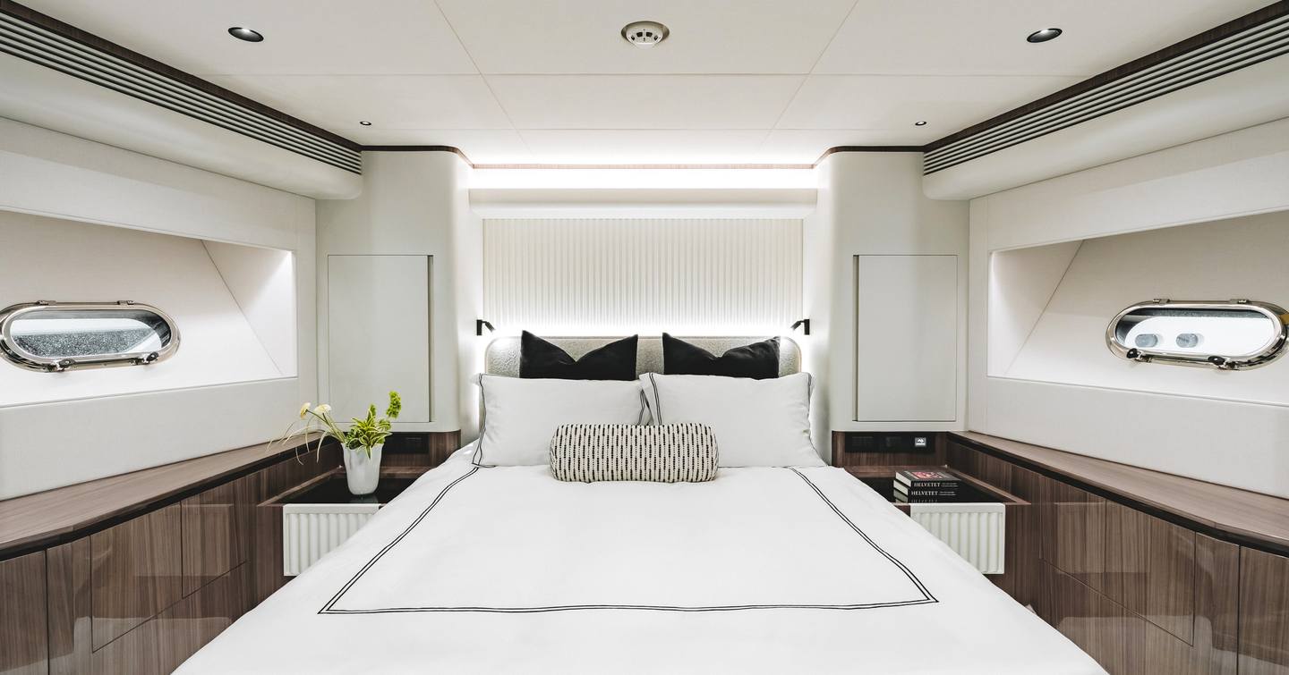 Horizon ES88 Sport Yacht KeΦi master cabin 