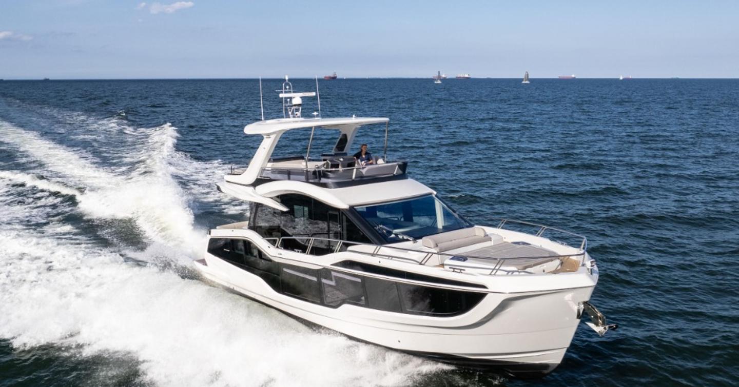 Galeon-560-Fly-running-side