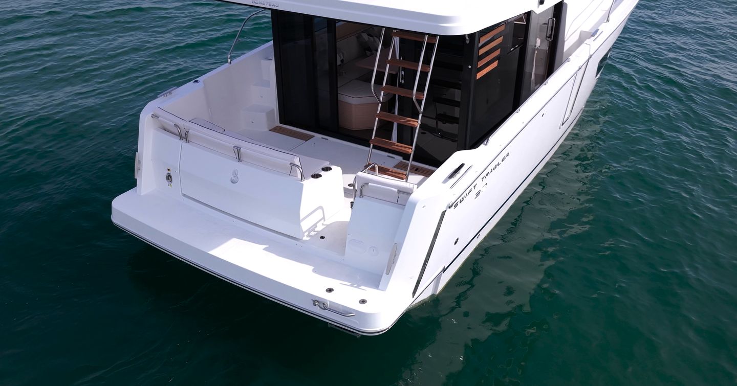 Beneteau Swift Trawler 37 Fly fixed bathing platform and transom gate access