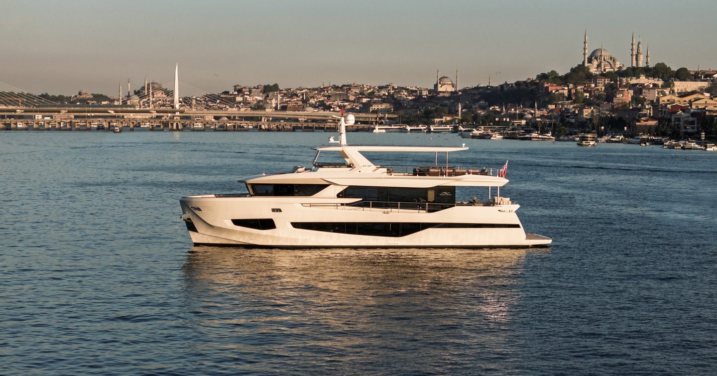 Numarine 27XP motor yacht at anchor 