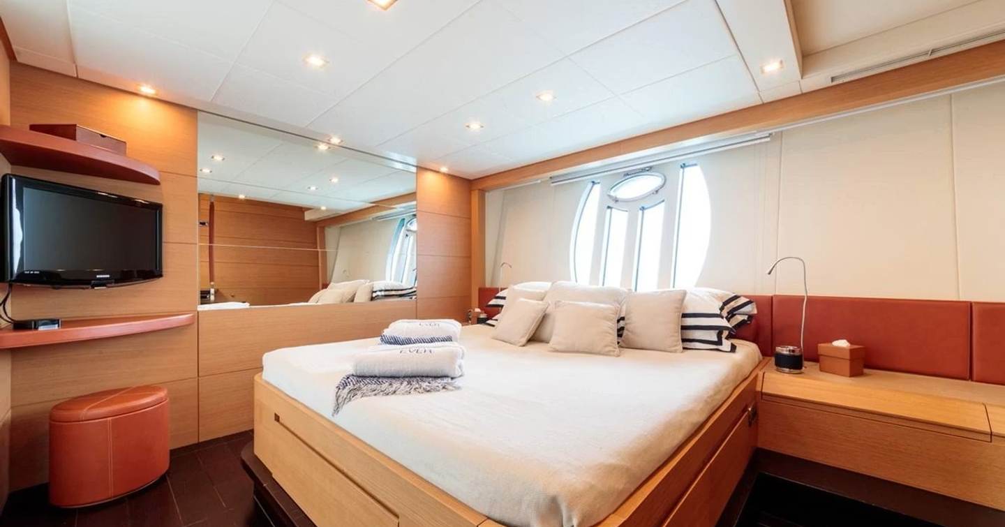 Pershing motor yacht For Ever master cabin with TV 