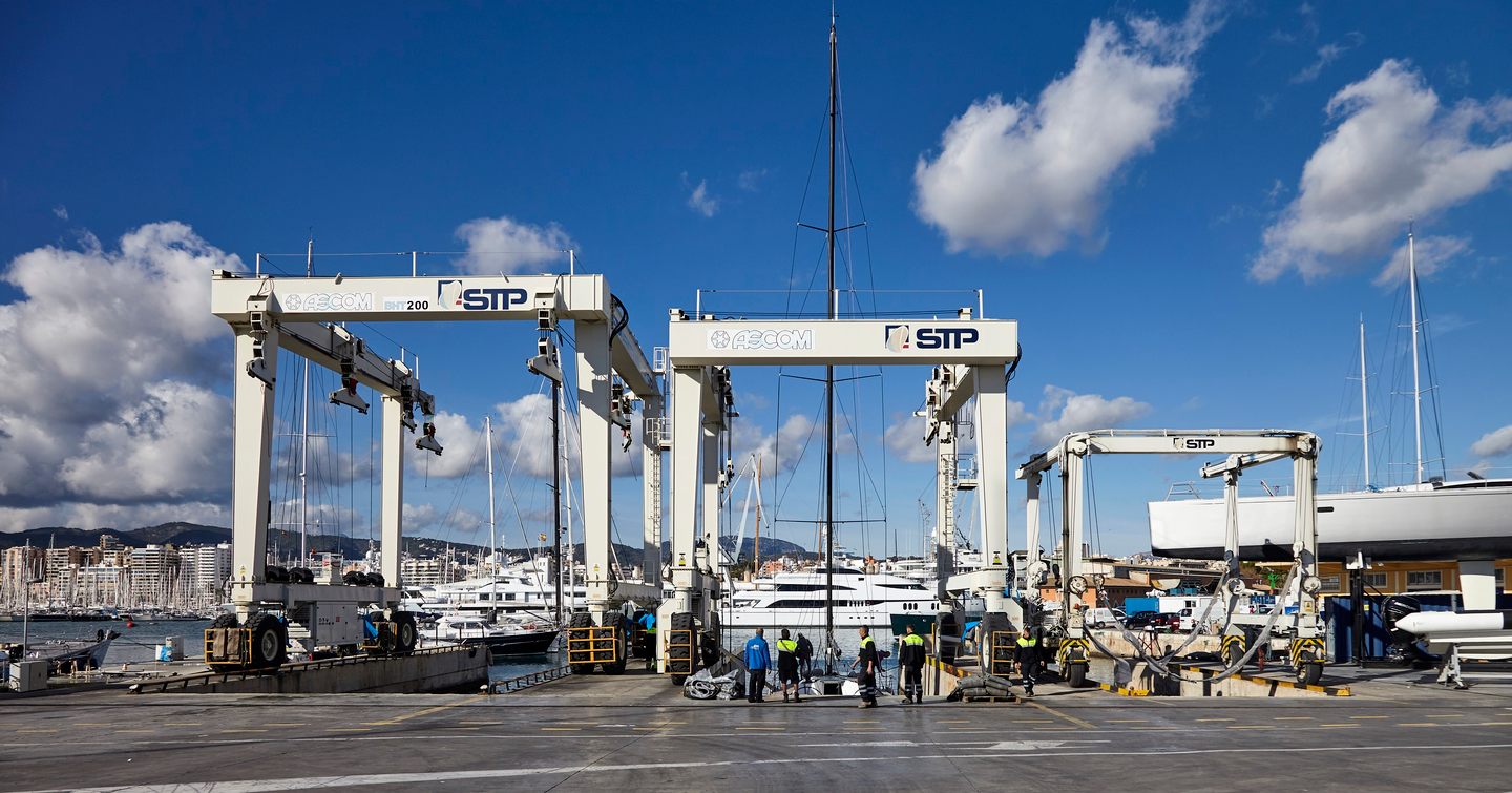 A photo showing yacht cranes in Palma