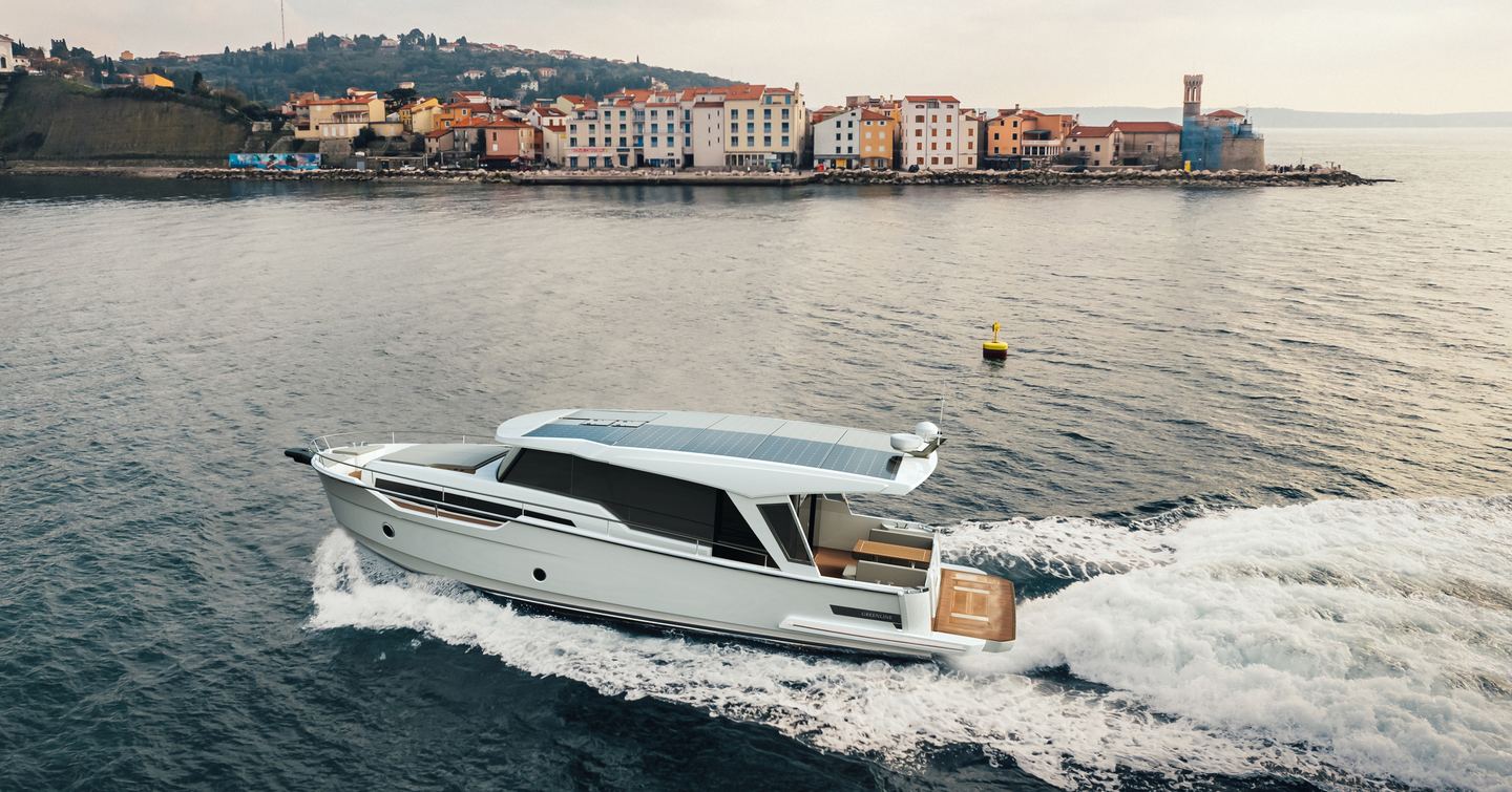 Greenline 42 underway