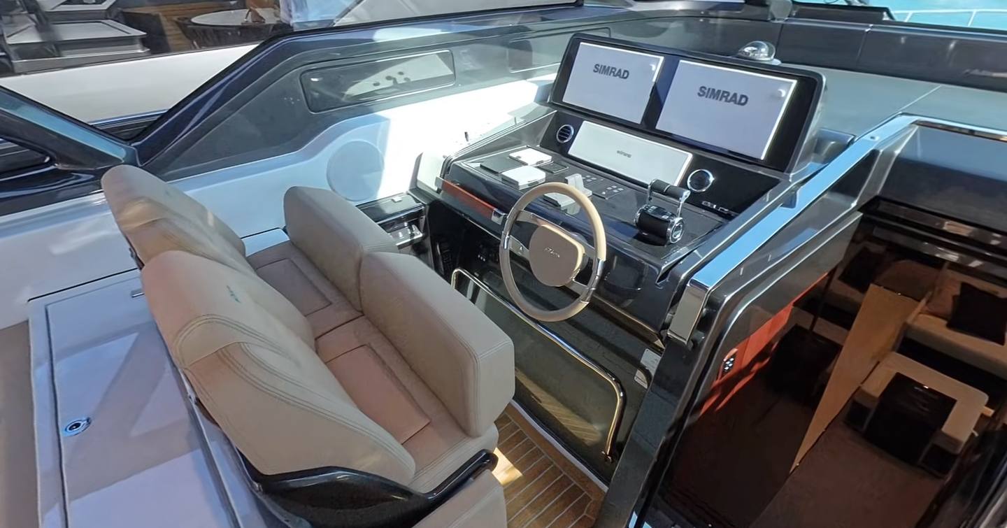 Riva-68-Diable-Review-helm-station