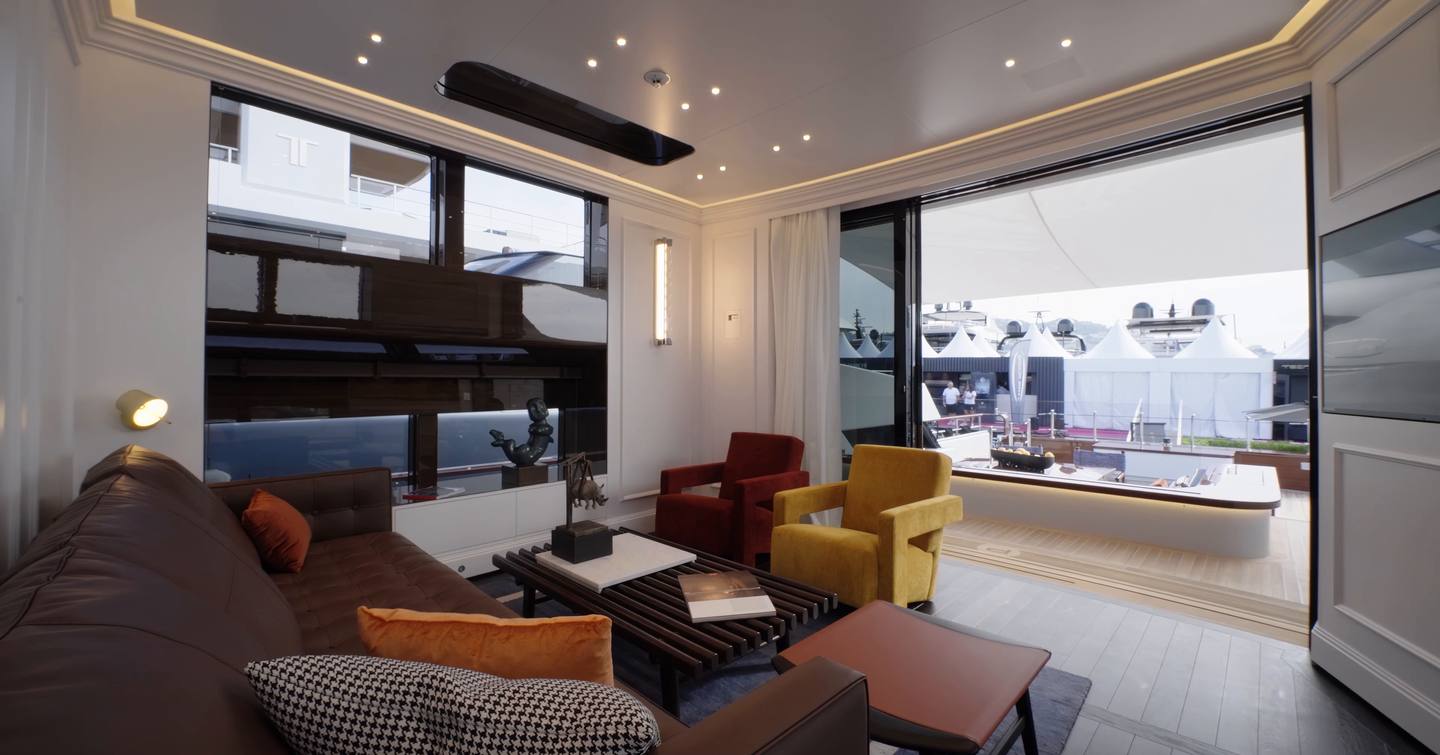 Picchiotti-Gentlemans-24-Review-saloon-looking-out