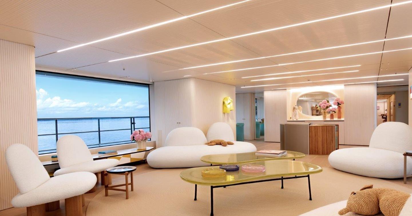 Superyacht Kasper's main deck lounge 