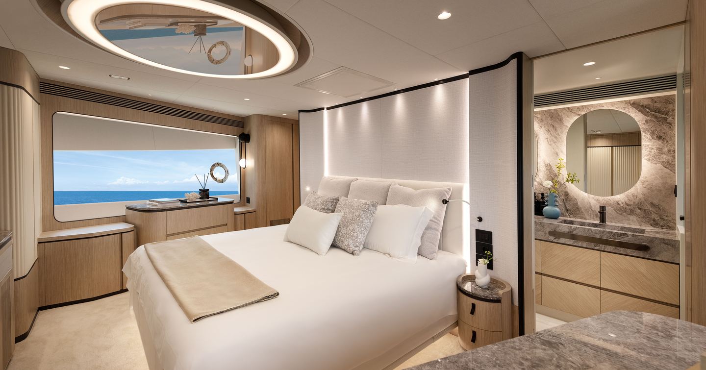 Horizon FD80 Hull 15 motor yacht master cabin
