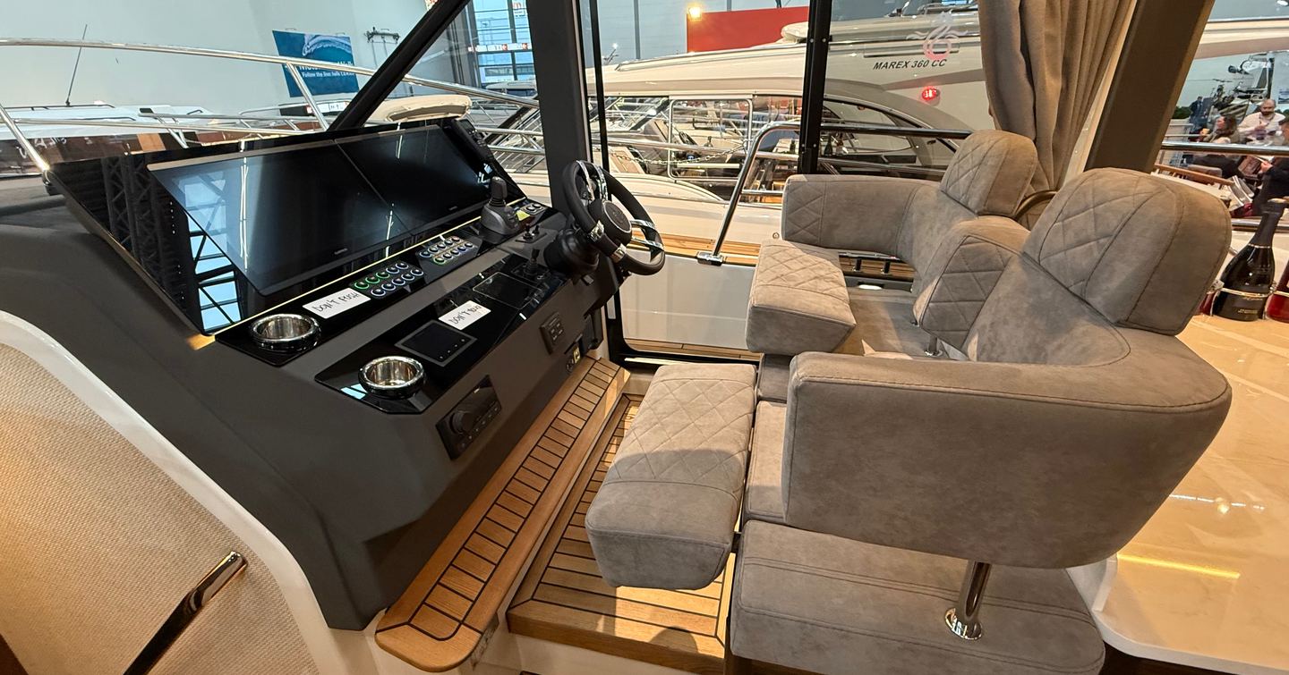 Marex-440-Scandinavia-Review-helm-station-seats
