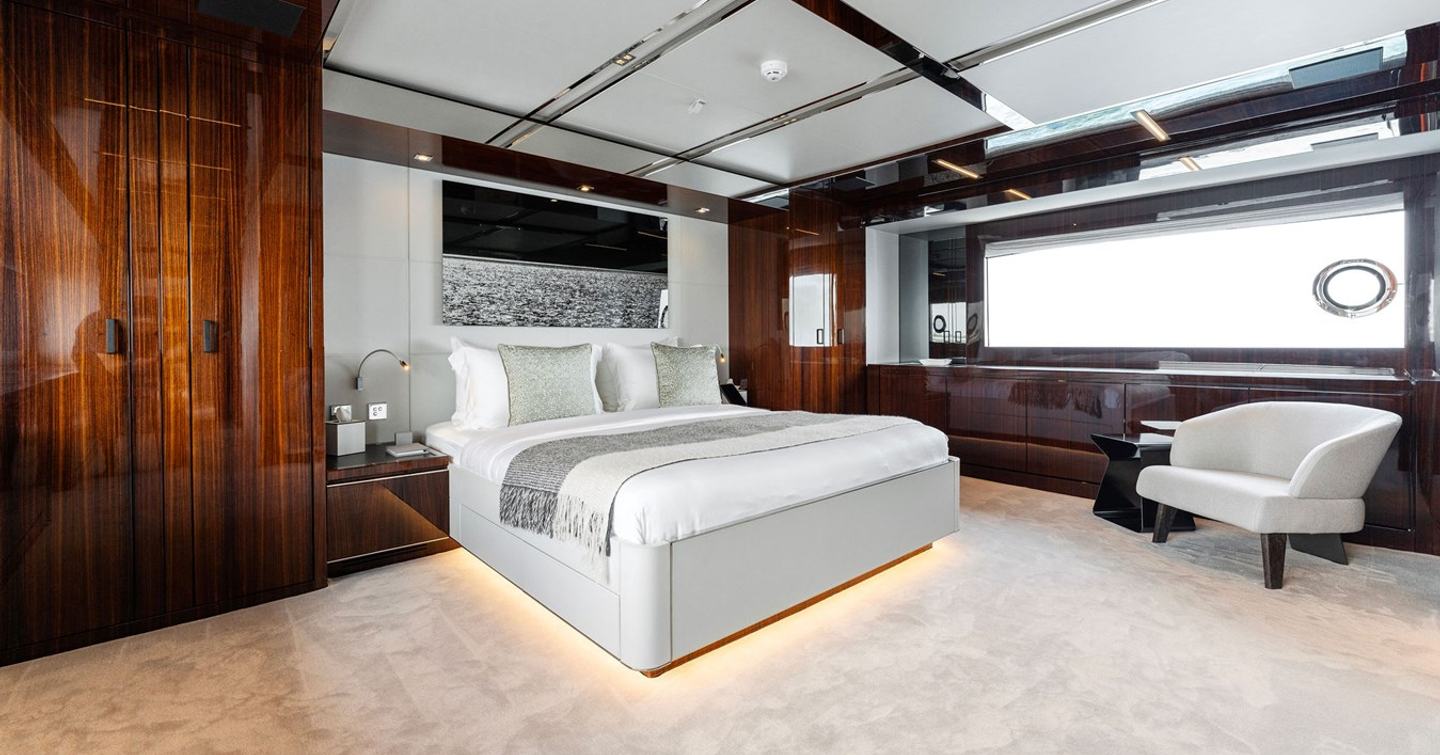 Motor yacht Chop Chop's owners suite