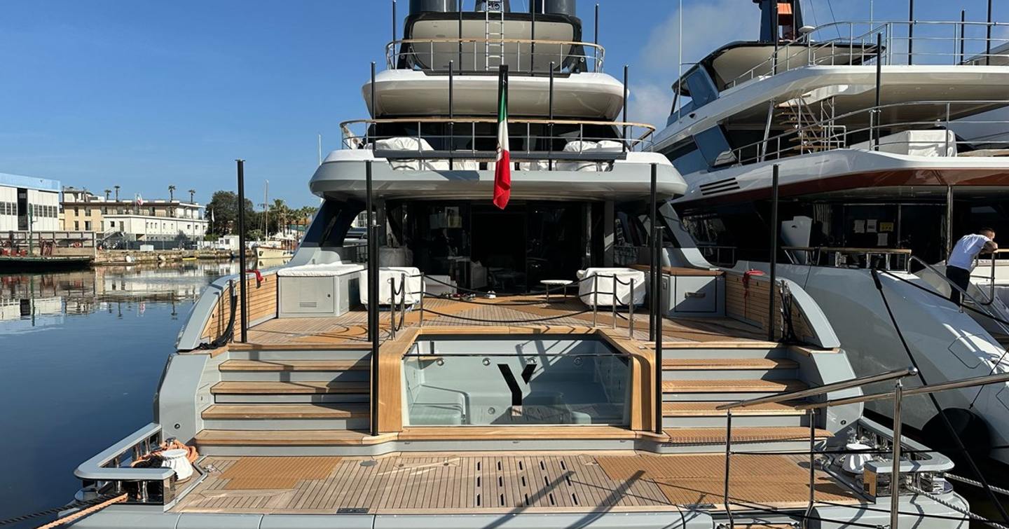Benetti Oasis deck with fold down balconies