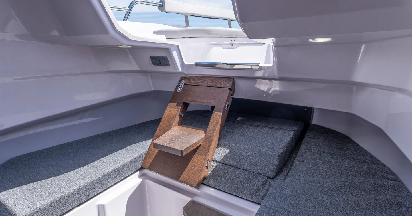 Axopar-29-XC-Cross-Cabin-forward-cabin-steps