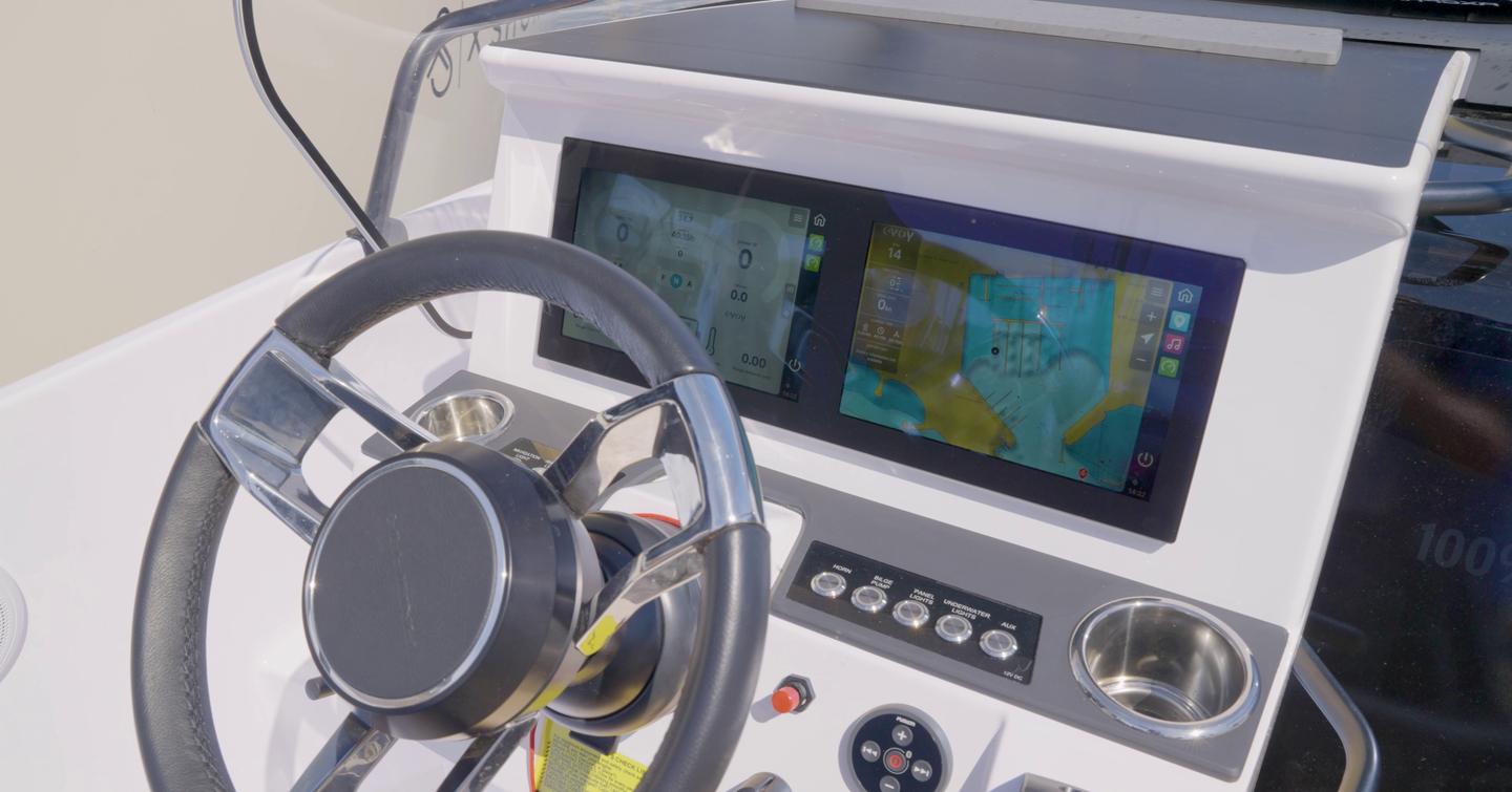 Axopar-AX/E-25-Cross-Bow-Review-helm