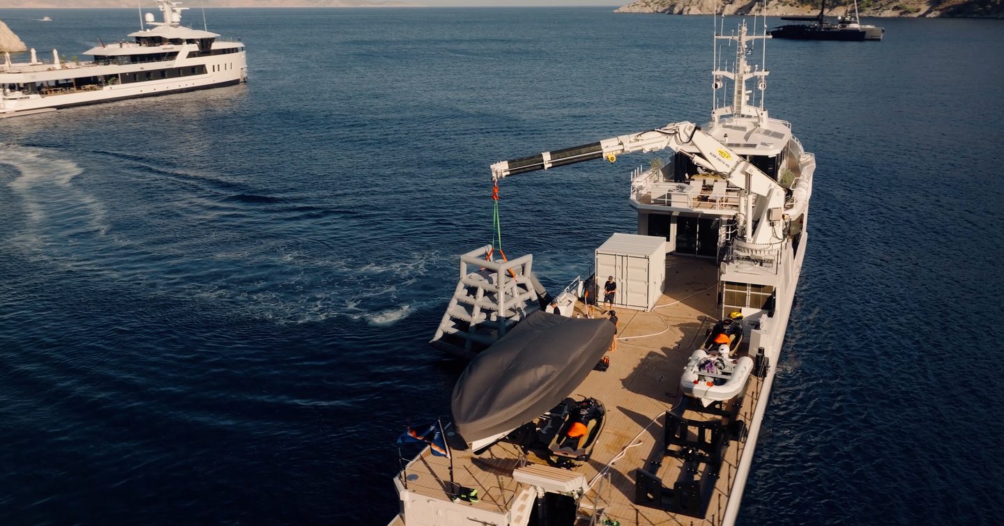 Damen-YS-53-Review-unloading-near-mothership