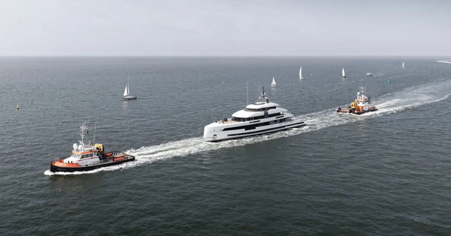 Heesen Superyacht Project Setteesettanta following tugboats on way to sea trials