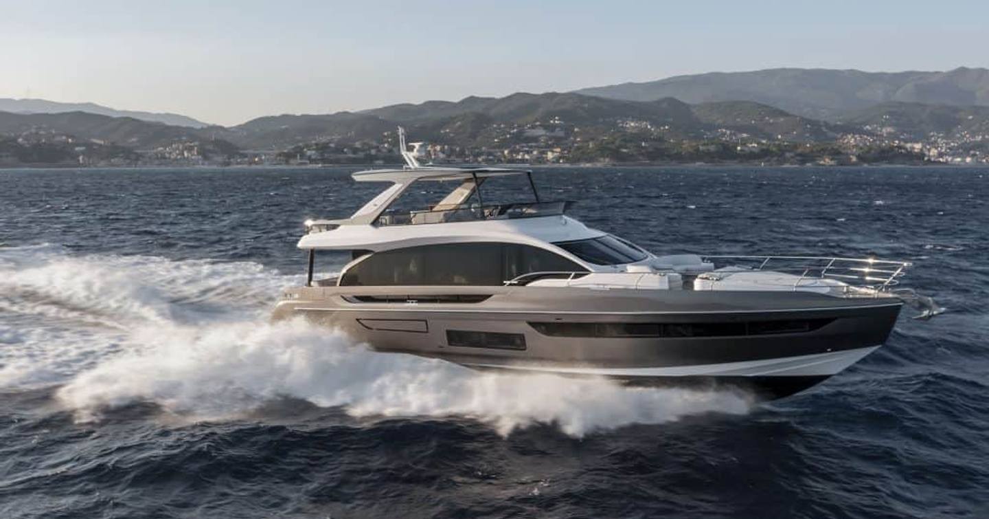 Azimut Fly 72 running shot, starboard aspect