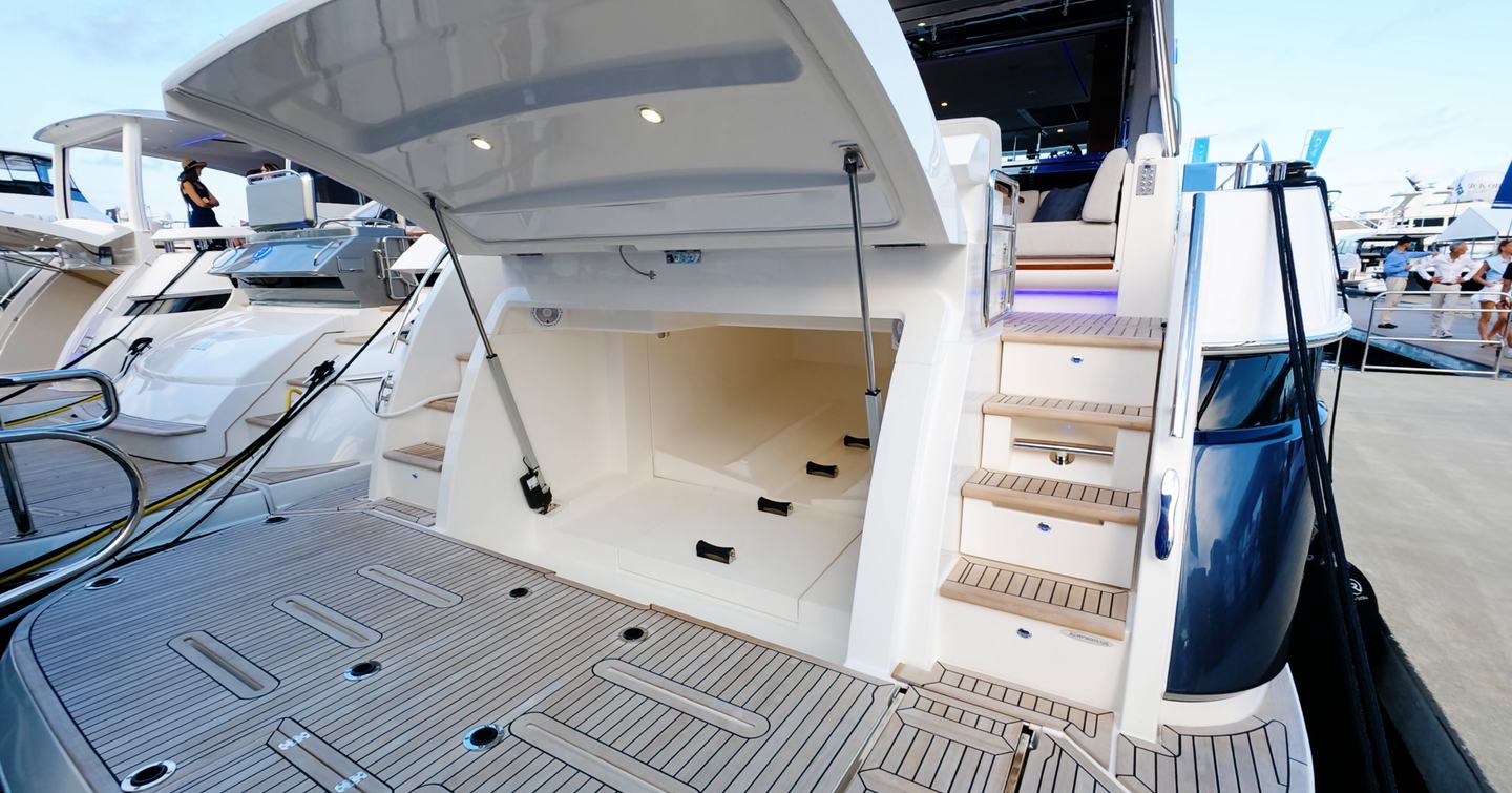 Riviera 5600 Sport Platinum Edition tender garage and hydraulic swim platform