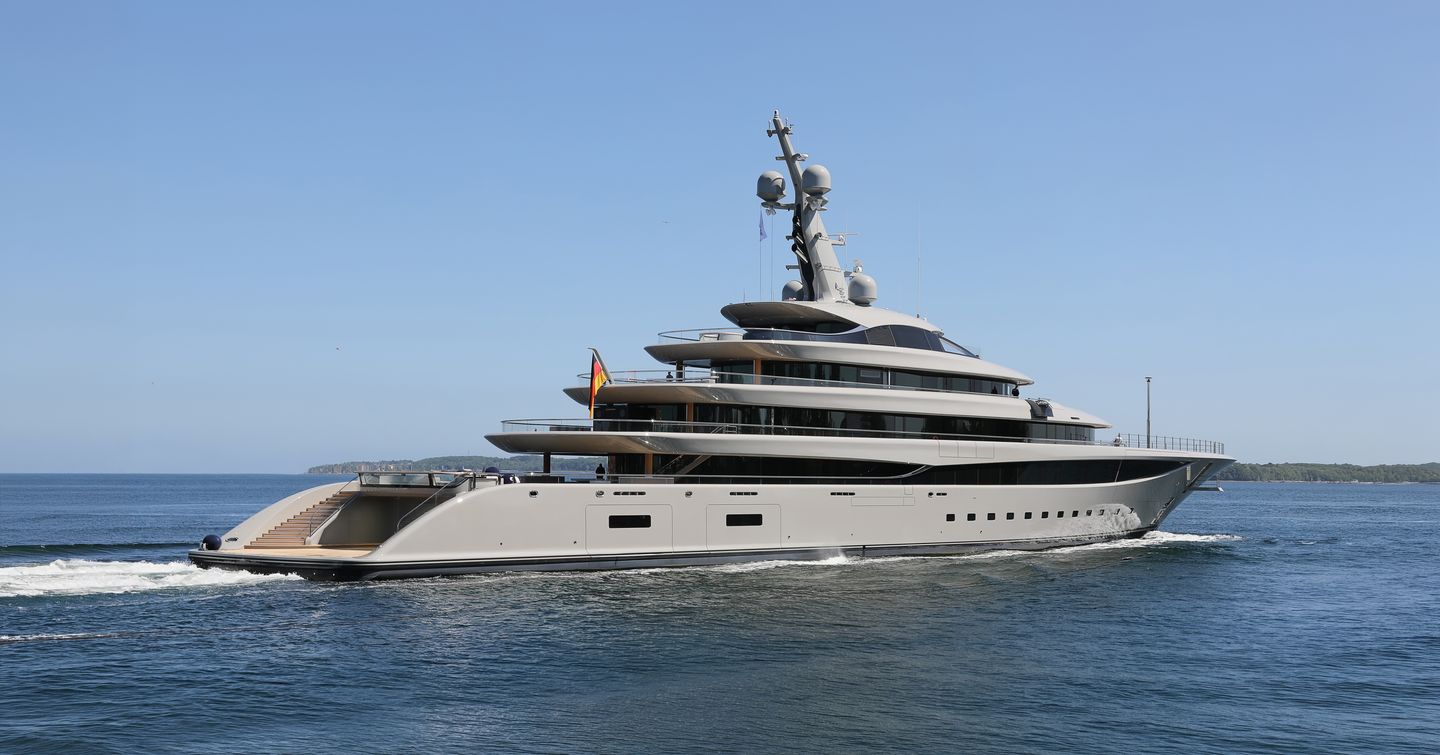 Superyacht Nixie under way 