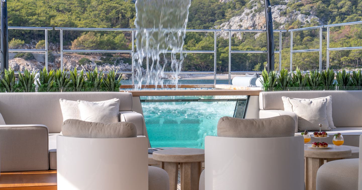 Bilgin 263 Superyacht Al Reem jacuzzi and water feature