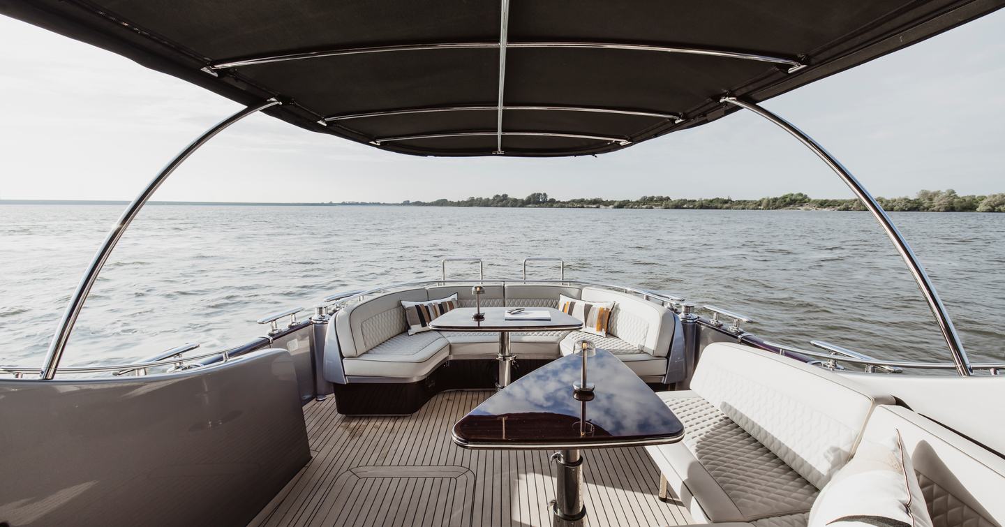 zeelander-5-cockpit-seating-with-dining-tables-and-bimini