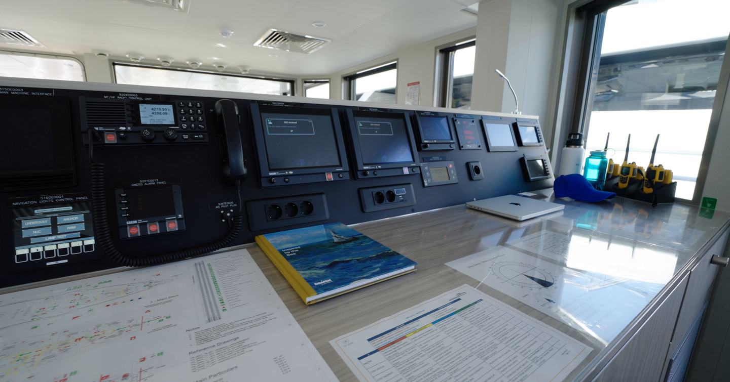Damen-YS-53-Review-navigation-station