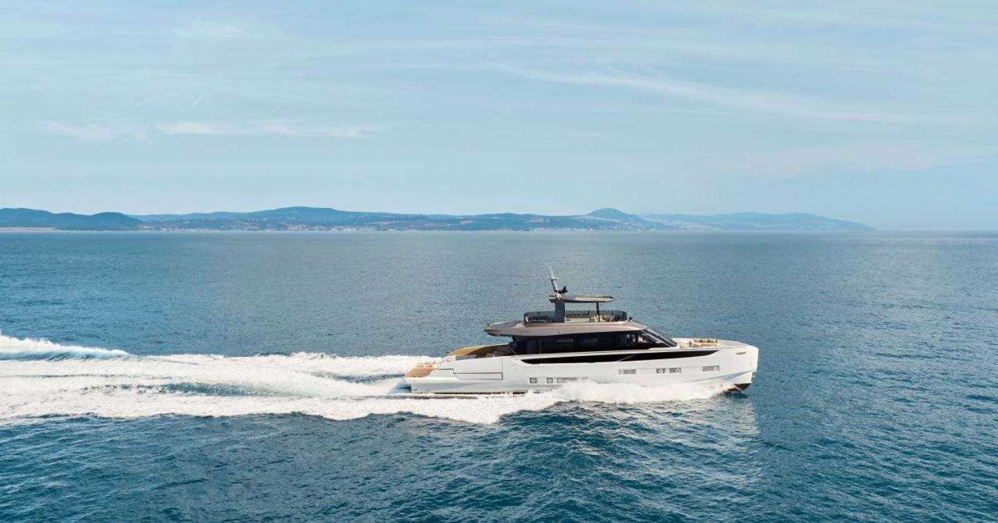 First Azimut Seadeck 9 underway at speed 