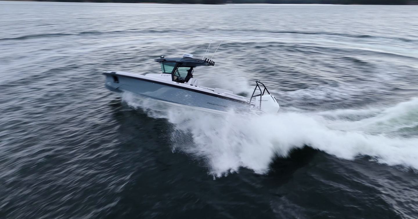 Axopar-29-CCX-Review-turning-spray