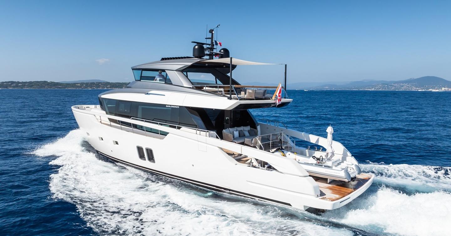 Motor yacht Fitline  under way 