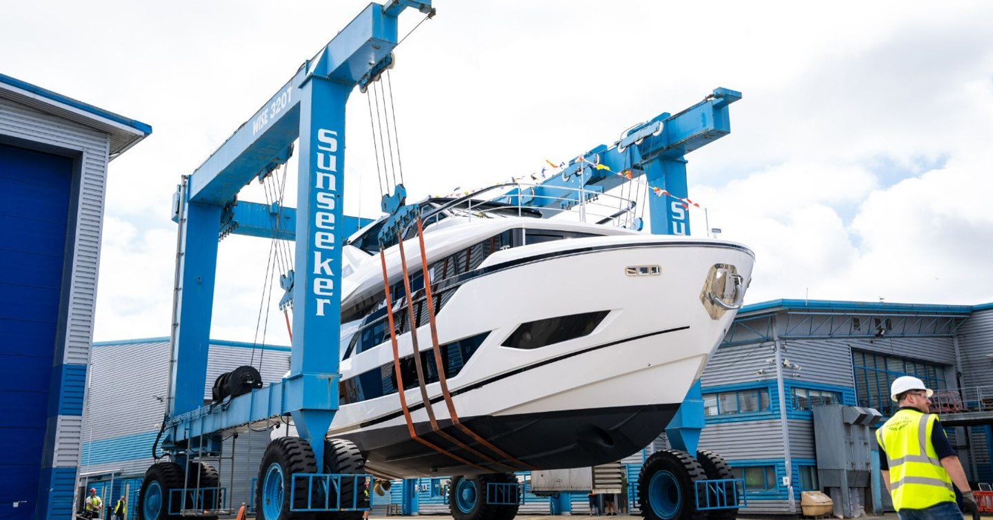 Sunseeker Ocean 156 in slings at launch