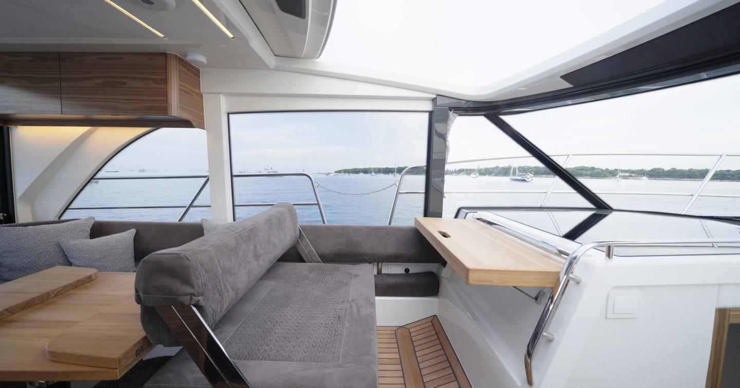 Marex-390-Review-navigator-seat