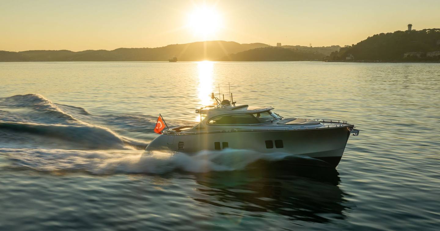 Zeelander 5 yacht underway side view 
