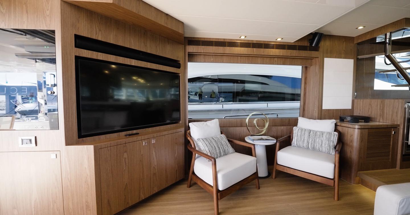 Horizon-V77S-Review-saloon-TV
