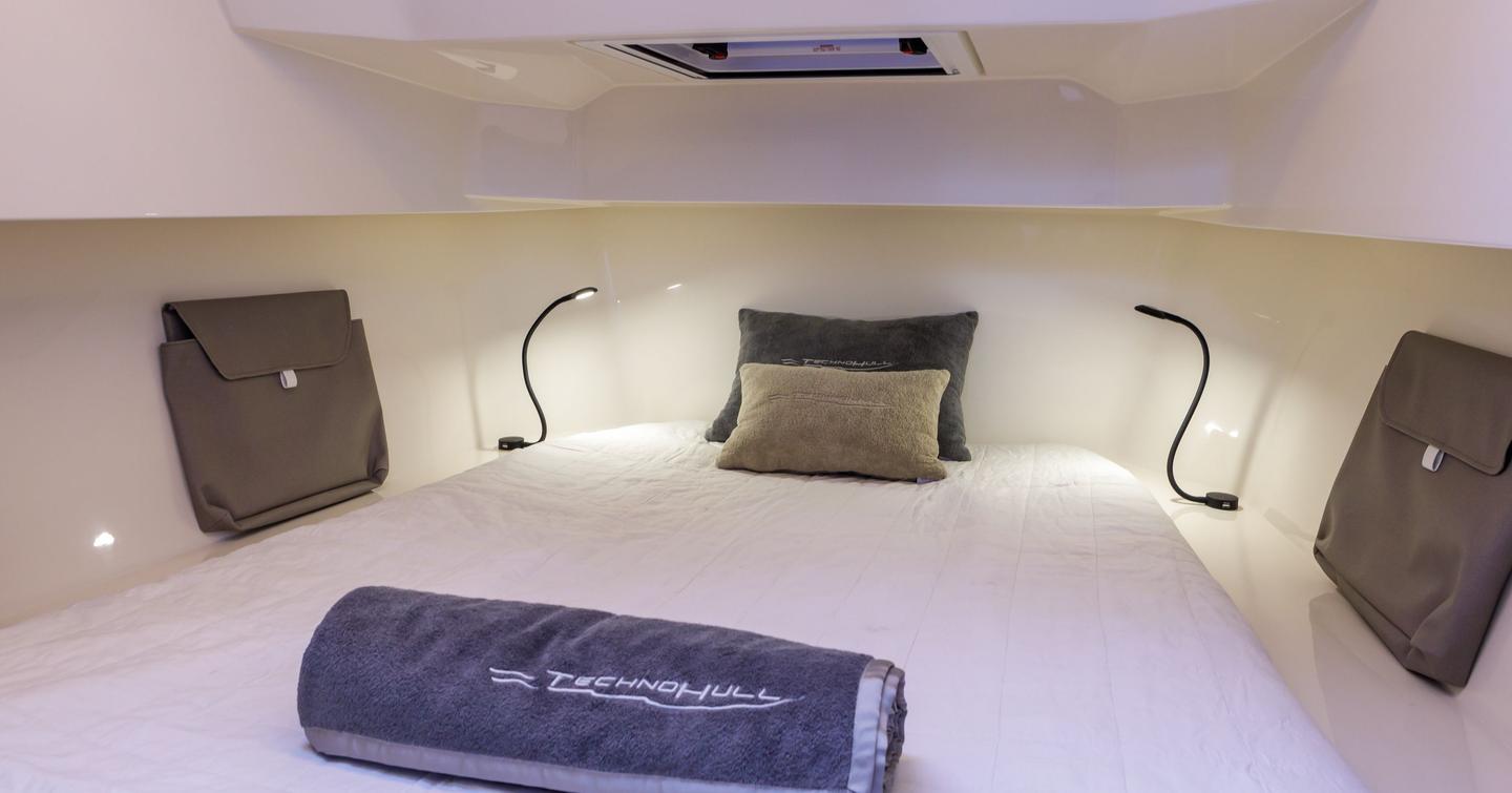 Techonhull Alpha 40 dayboat cabin