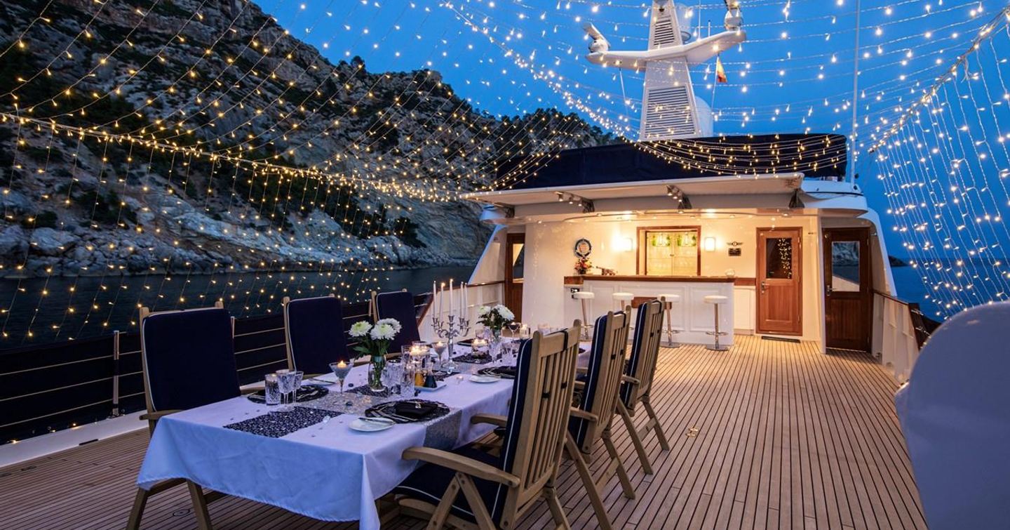  Monaco flybridge with dining area