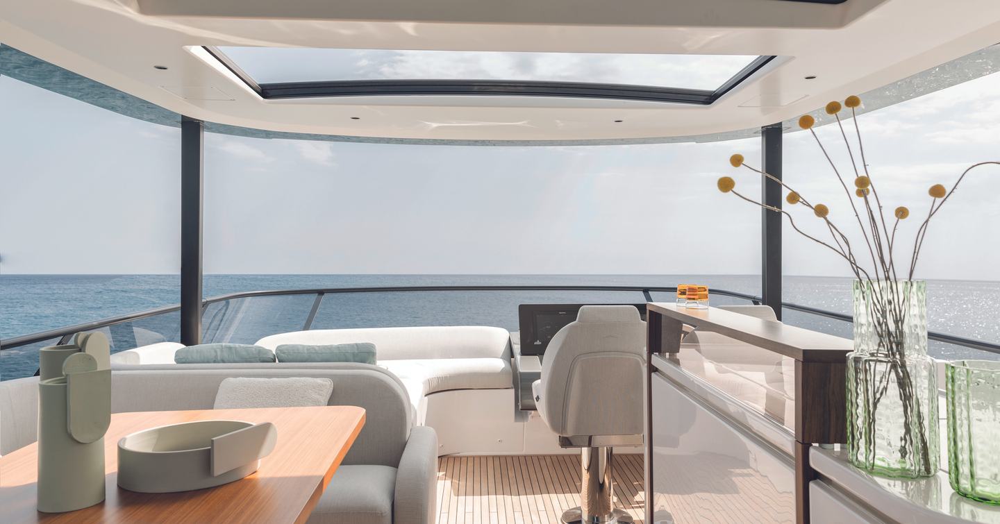 Azimut-Fly-72-flybridge-view-aft