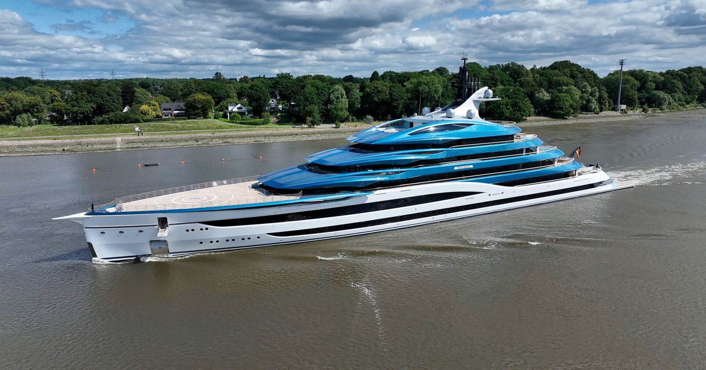 Superyacht Deep Blue cruising down river on first sea trial