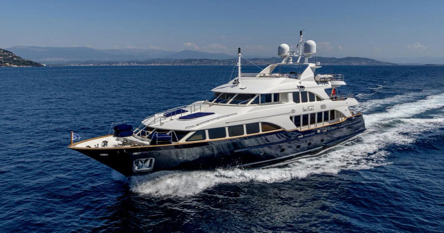 Superyacht Sea BlueZ under way 