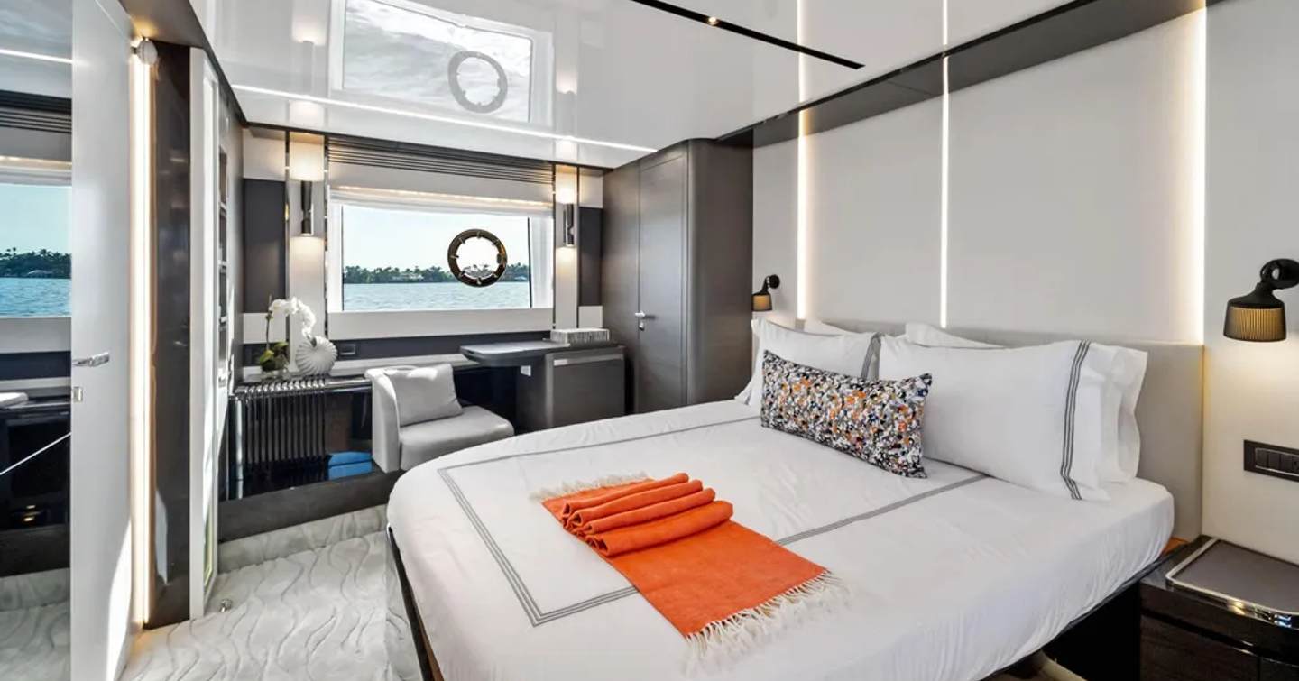 Motor yacht Ocean's Se7en's owner's suite