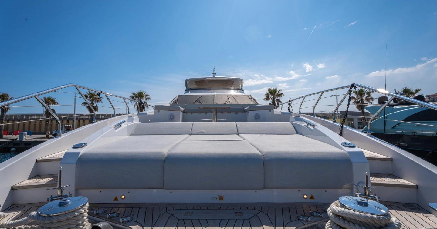 Motor yacht Dambar foredeck seating