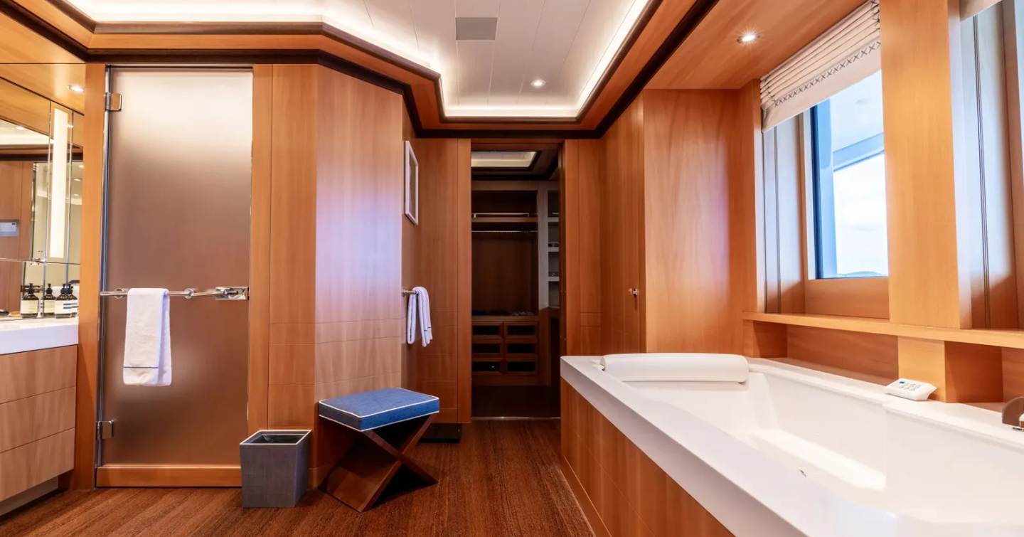 Superyacht Rocinante's bathroom