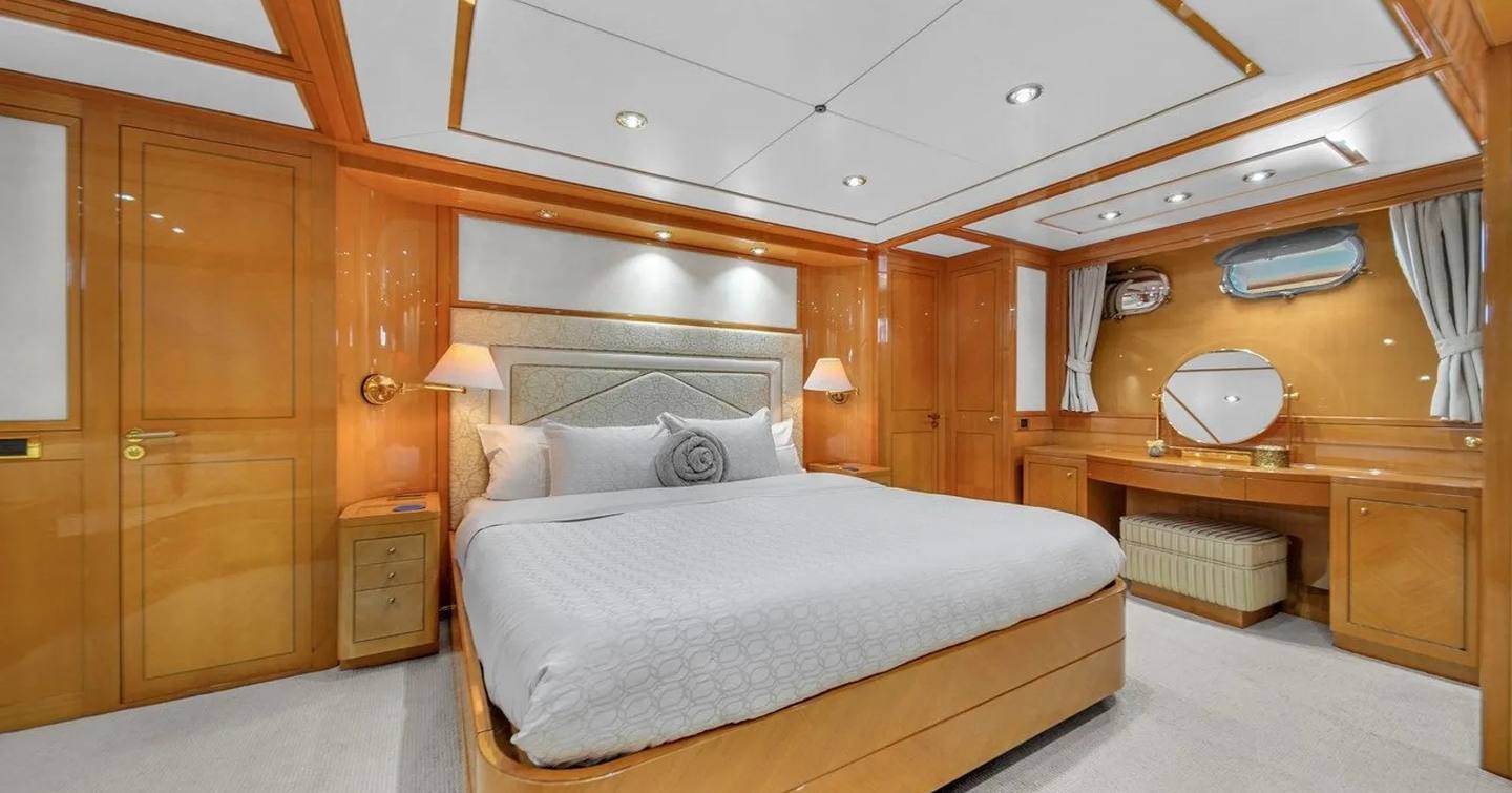 Sanlorenzo motor yacht Cariloy master cabin with vanity 