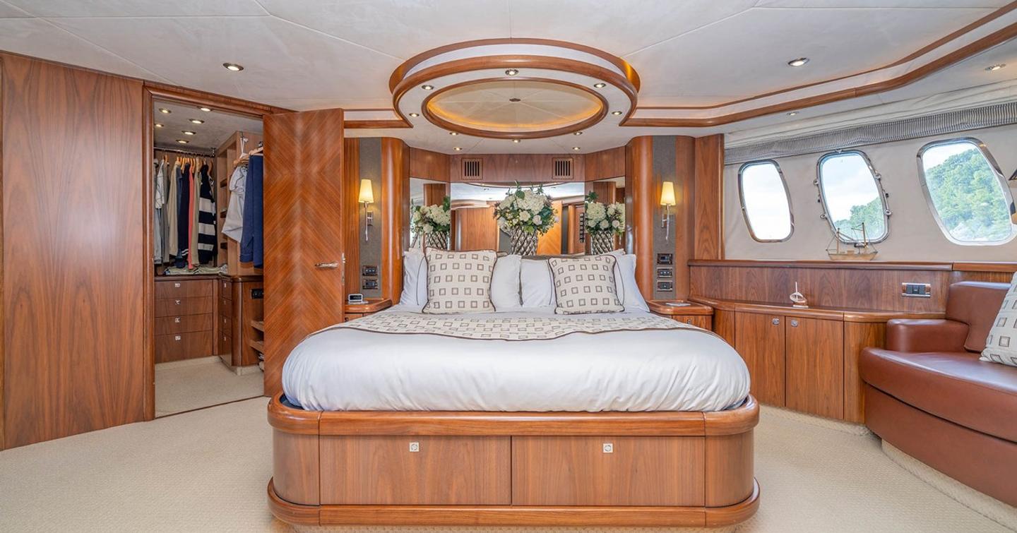 Motor Yacht Harrys Game owner's suite