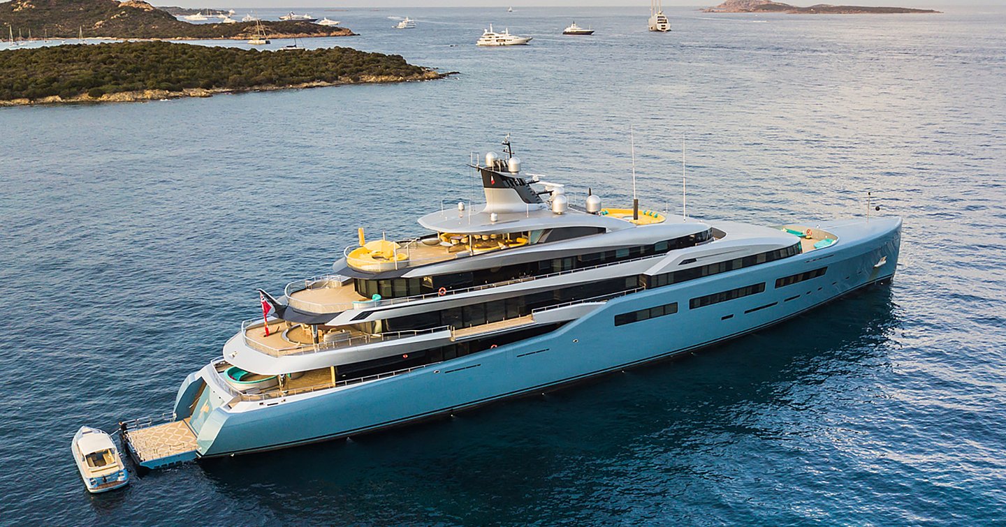 Superyacht Aviva at anchor 