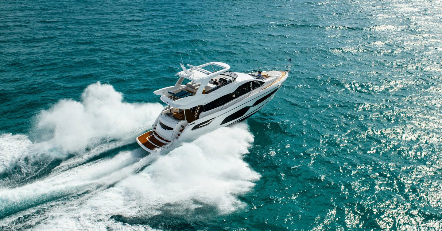 Motor yacht Manhattan 68 underway