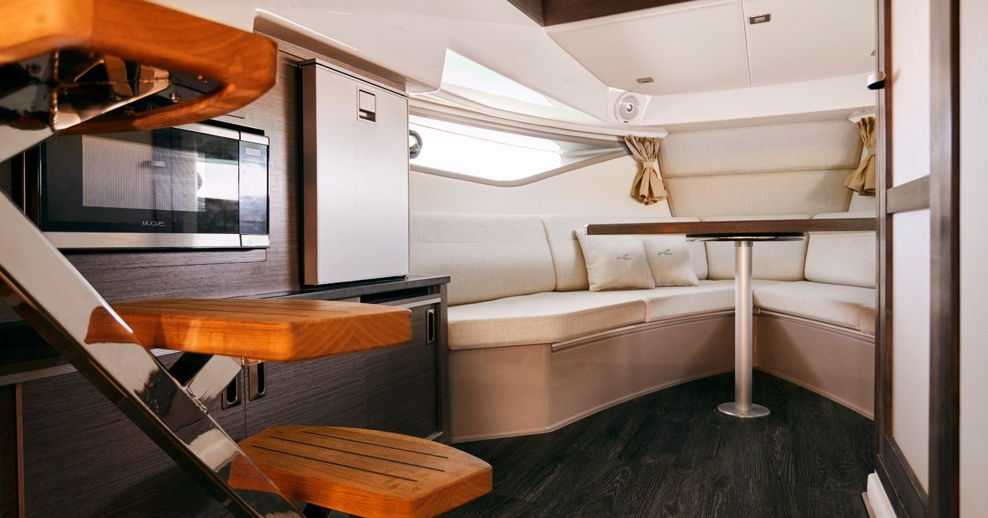 Sea-Ray-Sundancer-320-lower-deck